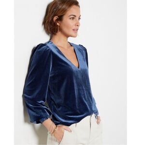 EVEREVE Carla Velour Top in Blue